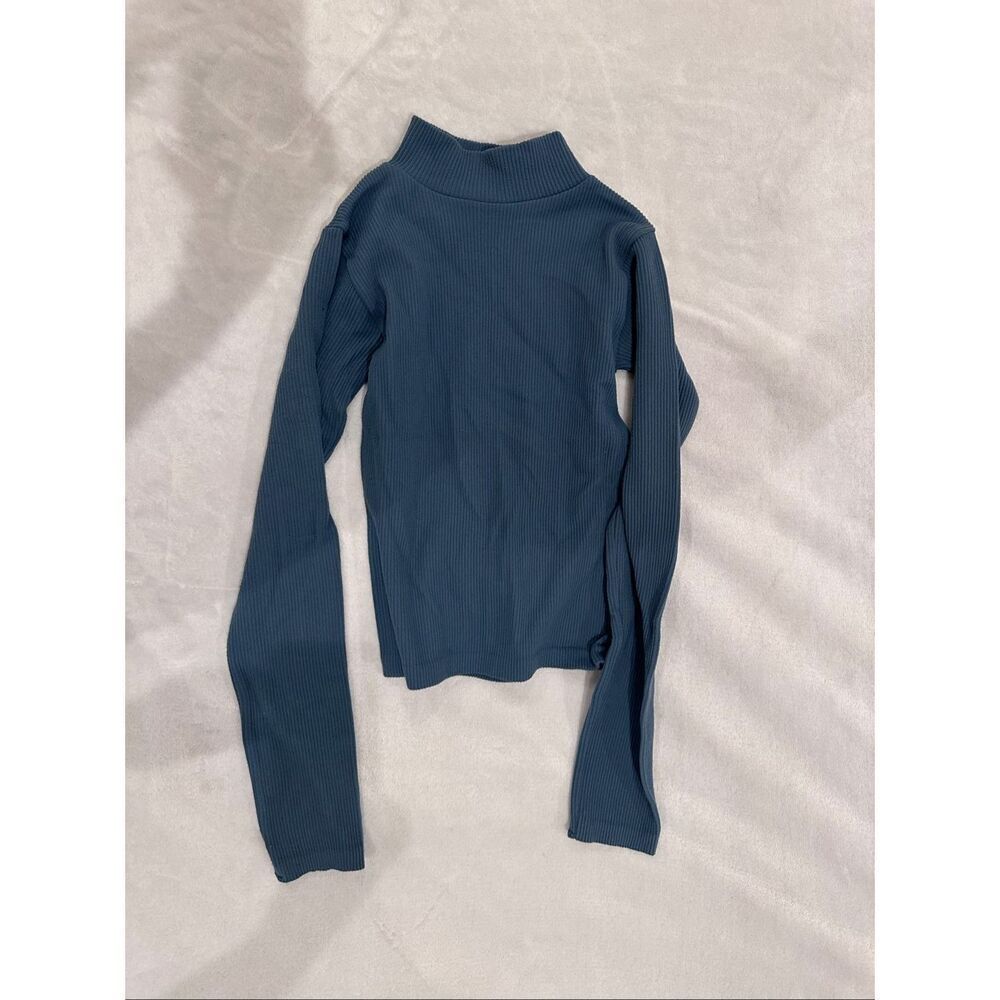 Size XS-S women’s top long sleeve open back blue  Zara